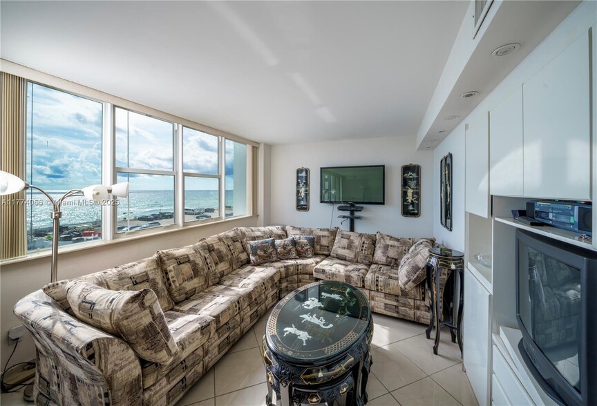 Building Photo - 3140 S Ocean Dr