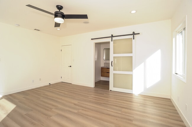 Building Photo - 5826 Jamieson Ave