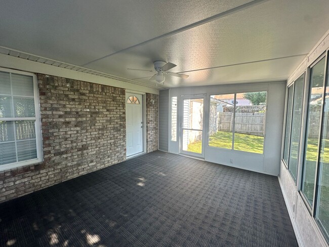Building Photo - Charming 3-Bed Home with Fenced Yard!