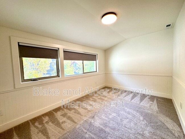 Building Photo - 3556 NE Sandy Blvd