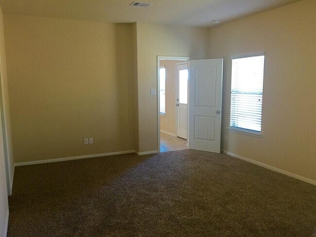 Building Photo - 618 Longstreet Dr