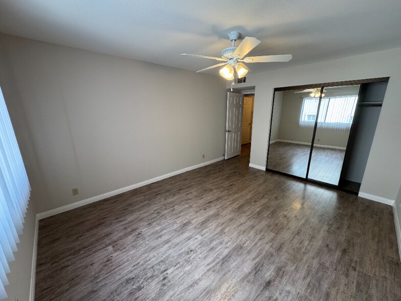 Building Photo - 515 E Elmwood Ave