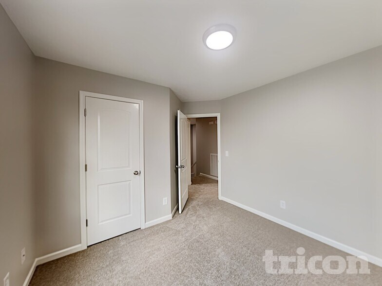 Building Photo - 300 Sunny Vw Dr