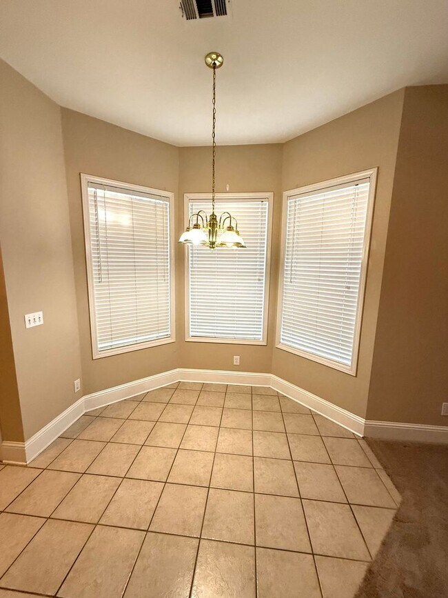 Building Photo - ** 4 Bed 3 Bath located in Deer Creek ** Call our self showing number to schedule a tour 334-366-...