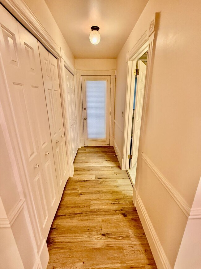 Building Photo - Distinctive and Spacious 5-BR Home in Bloomington