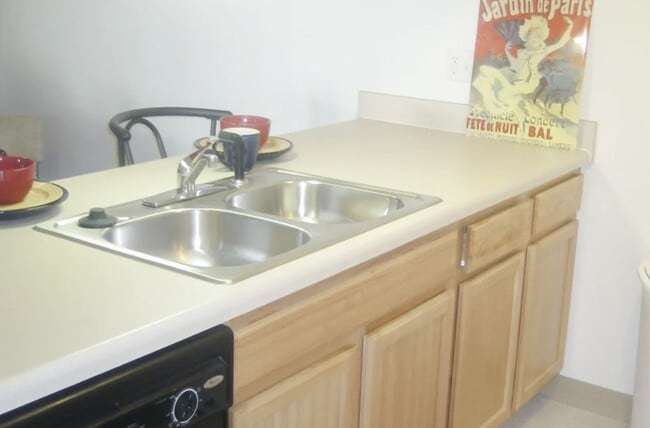 Building Photo - 260 N Maple Rd