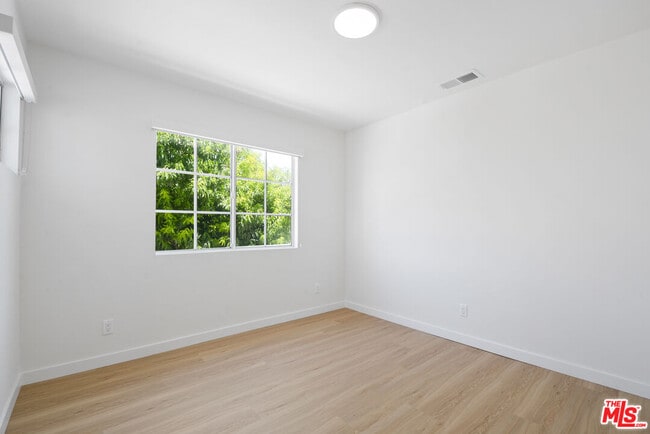 Building Photo - 2619 Carmona Ave