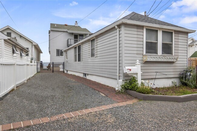 Building Photo - 19 Pine Ln