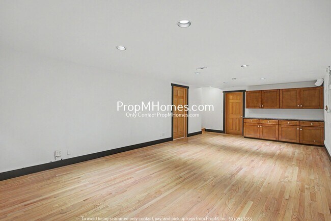 Building Photo - Unique Luxury Three Bedroom Home in Hallinan!