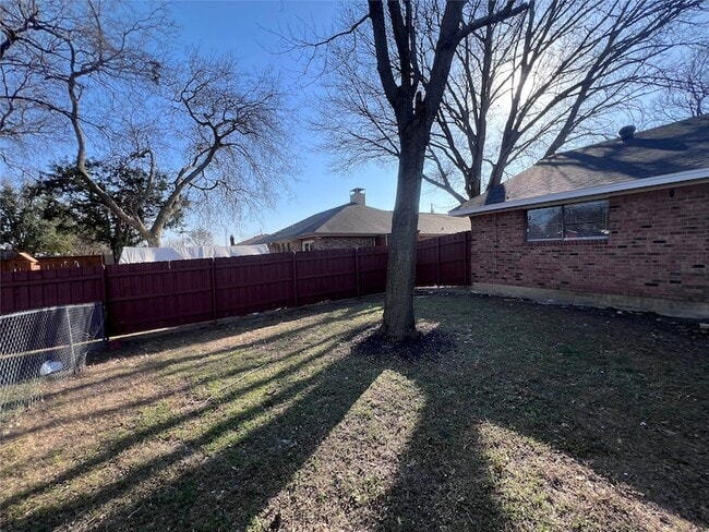 Building Photo - 818 Fairlawn Dr