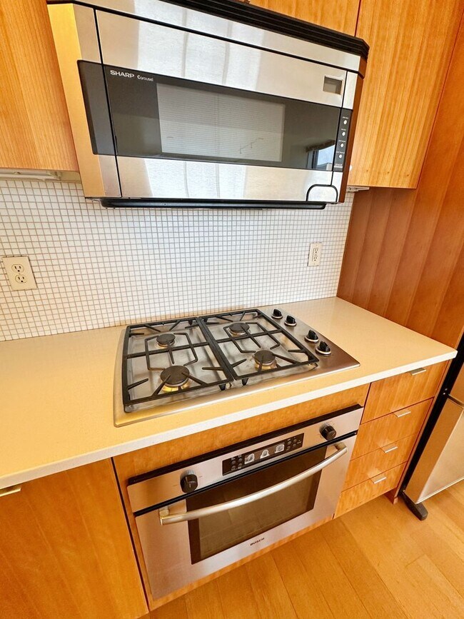 Building Photo - Spacious, open-concept 1-bedroom 7th floor condo in the South Waterfront District.