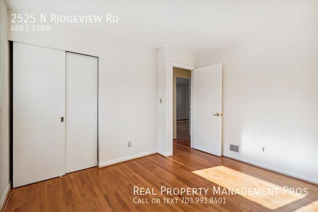 Building Photo - 2525 N Ridgeview Rd