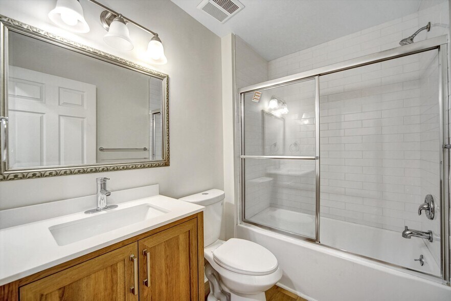 Building Photo - 7134 1/2 Yarmouth Ave