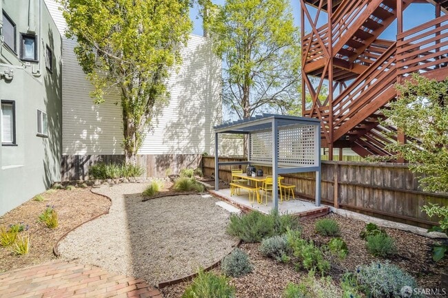 Building Photo - 490 Clipper St