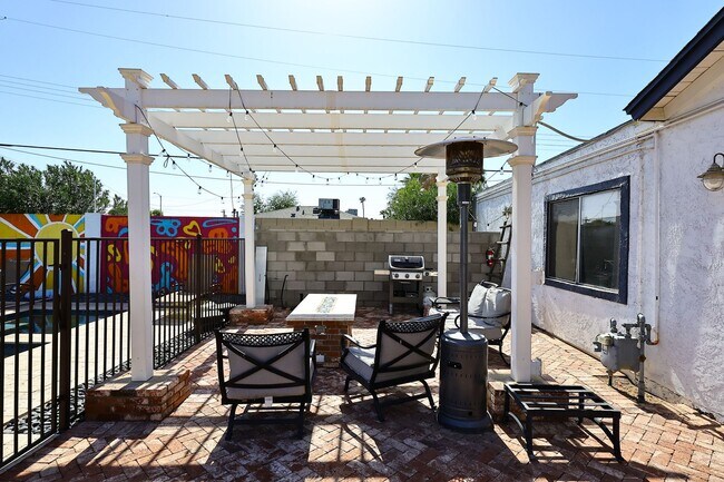 Building Photo - Fully Furnished Remodeled 4 Bedroom / 4 Bathroom Home with spacious back yard & pool in Central P...