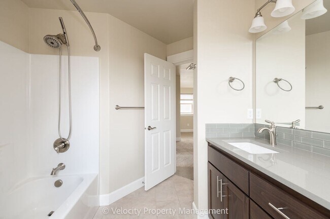 Building Photo - Beautiful NE Bend Home with Community Pool...