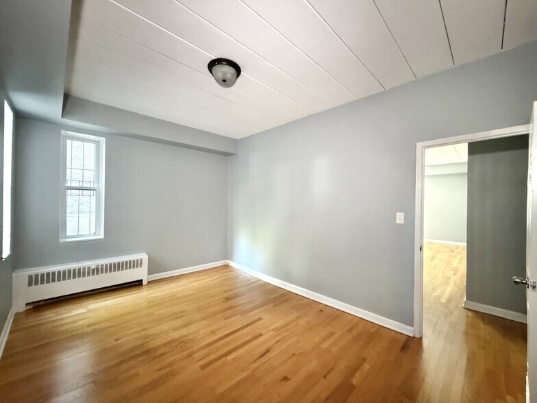 Building Photo - 1360 W Touhy Ave