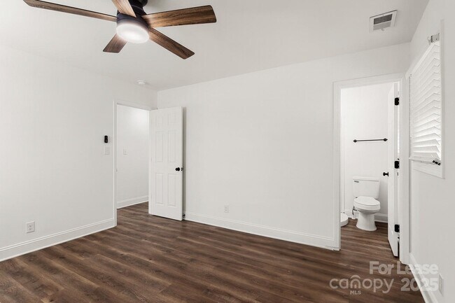 Building Photo - 815 Sharon Dr