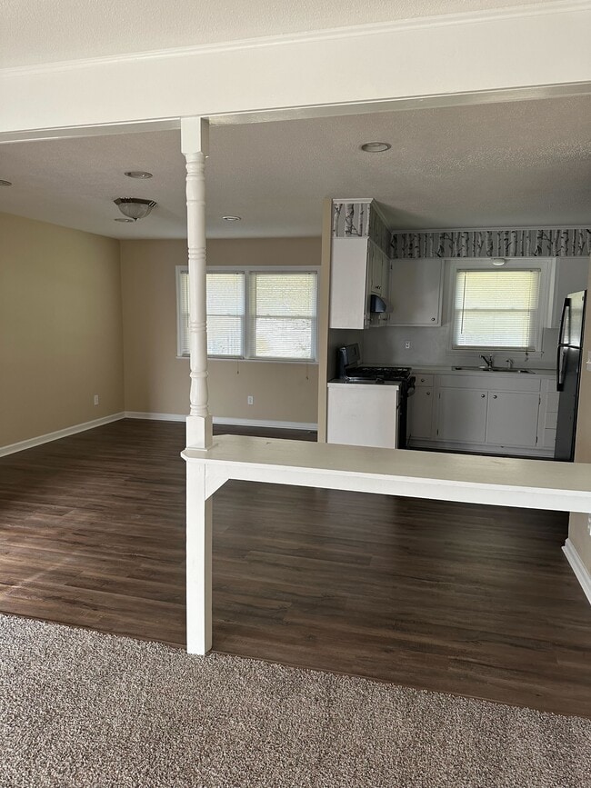 Building Photo - 3437 Queens Way