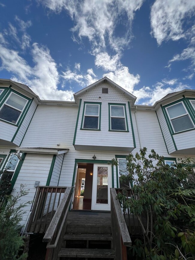 Building Photo - Bright and charming two bedroom townhome i...