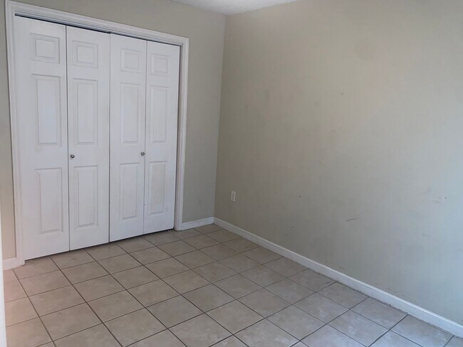 Building Photo - 1134-1136 Willow Creek Dr