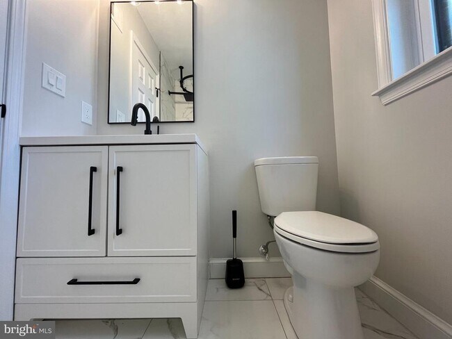 Building Photo - 327 Whittier St NW