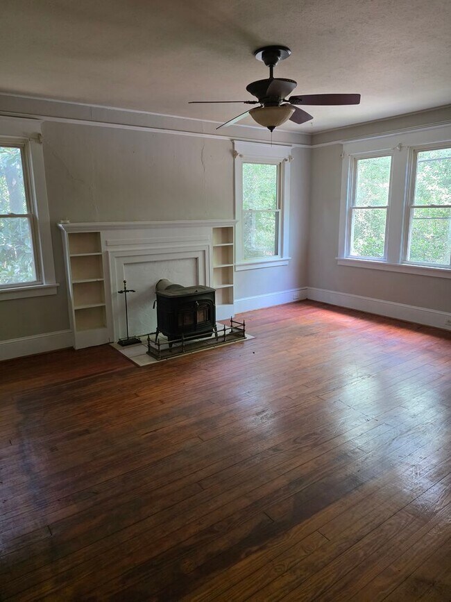Building Photo - 2BR/2BA Cottage