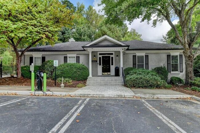Building Photo - 2 bedroom condo in Atlanta in gated community