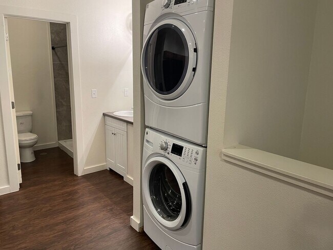 Building Photo - 320 S Asbury St