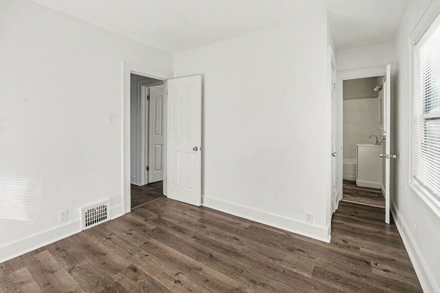 Building Photo - 2421 E 67th Terrace