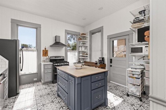 Building Photo - 201 Ramona St