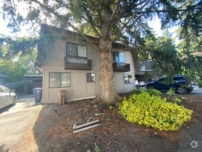 Building Photo - South Hill Triplex-Nestled away in private...