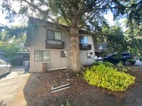Building Photo - South Hill Triplex-Nestled away in private...