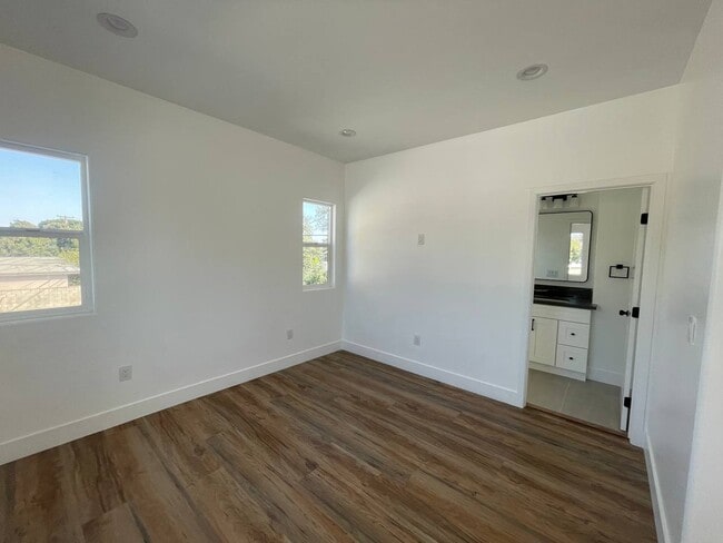 Building Photo - 540 W Elm Ave