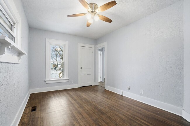 Building Photo - 44 5 Oaks Ave