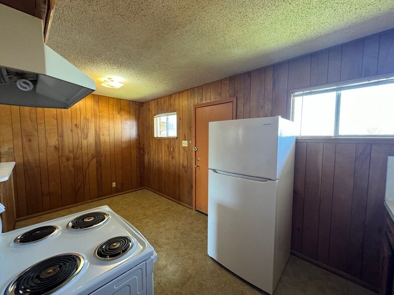 Building Photo - 805 W Hallmark Ave