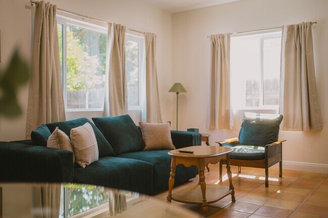 Building Photo - Contemporary New home in Monrovia