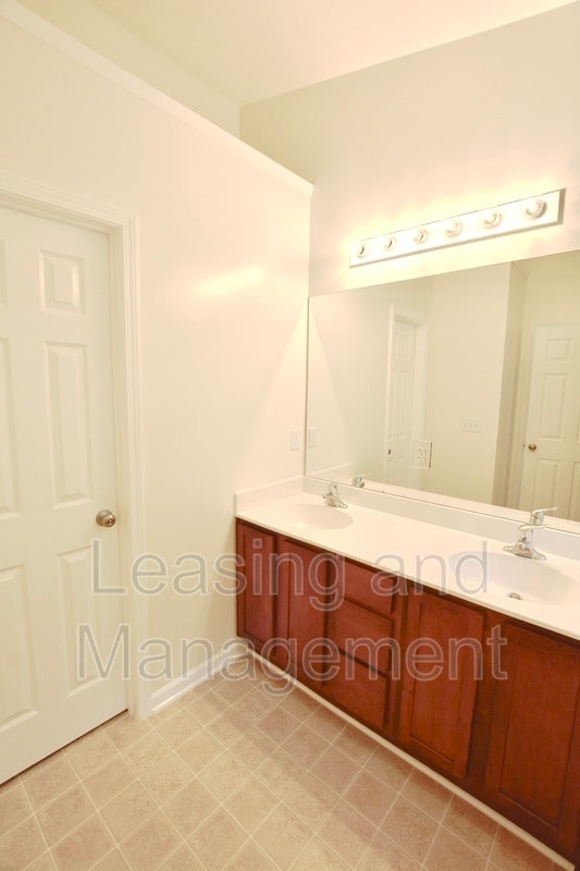 Building Photo - 1402 Hamlin Park Cir