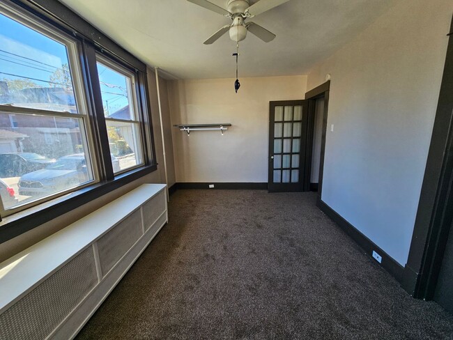 Building Photo - Spacious 3 bedroom 1 bathroom Apartment for rent!