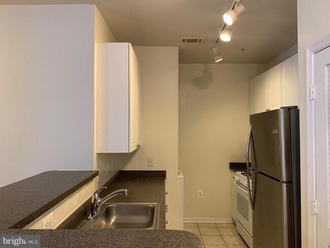 Building Photo - 2791 Centerboro Dr