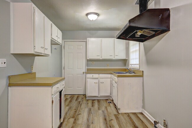 Building Photo - 2475 Groveland Cir N