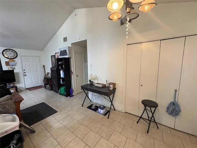 Building Photo - 8811 Pineridge Dr