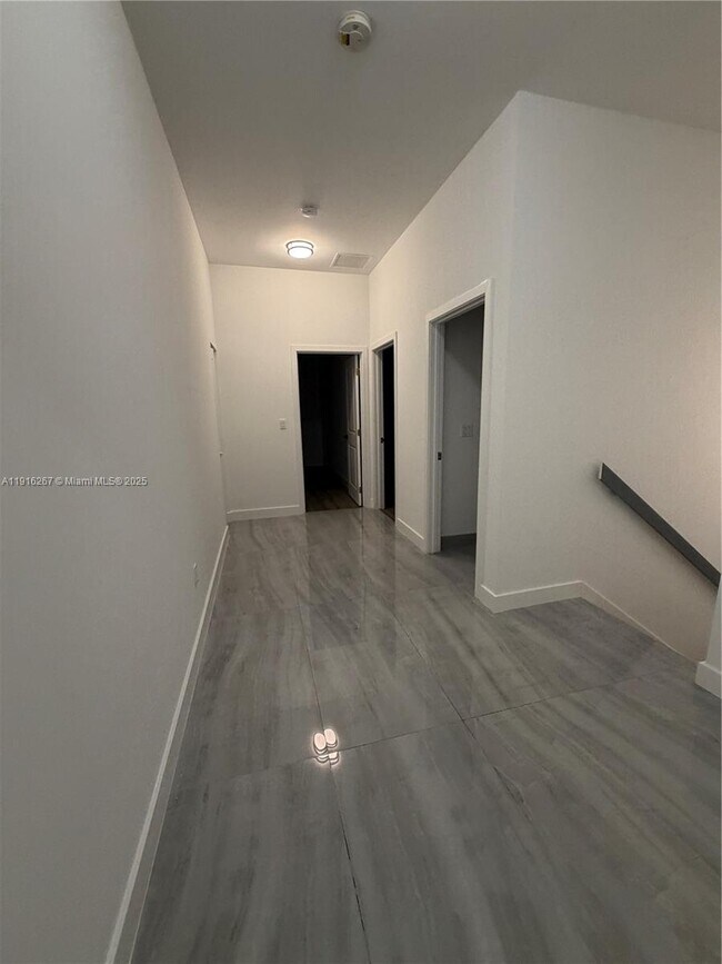 Building Photo - 932 SW 10th St