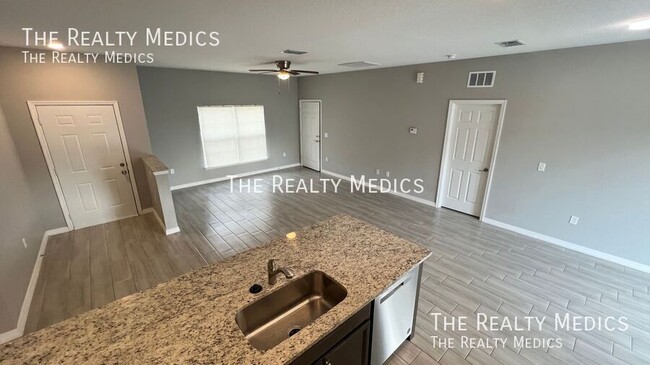 Building Photo - 1682 Waneta St SE