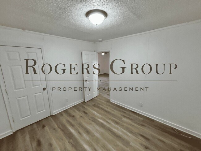 Building Photo - #450 - 988-990 Hughes St Duplex