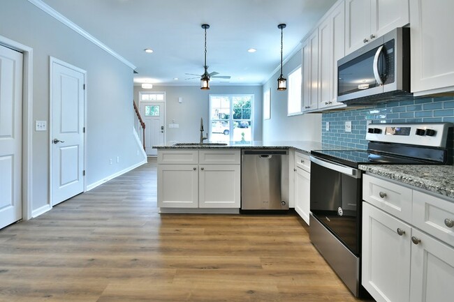 Building Photo - Gorgeous Townhome