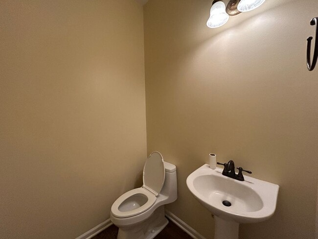 Building Photo - Stunning 6 bedroom 2.5 bathroom corner lot...