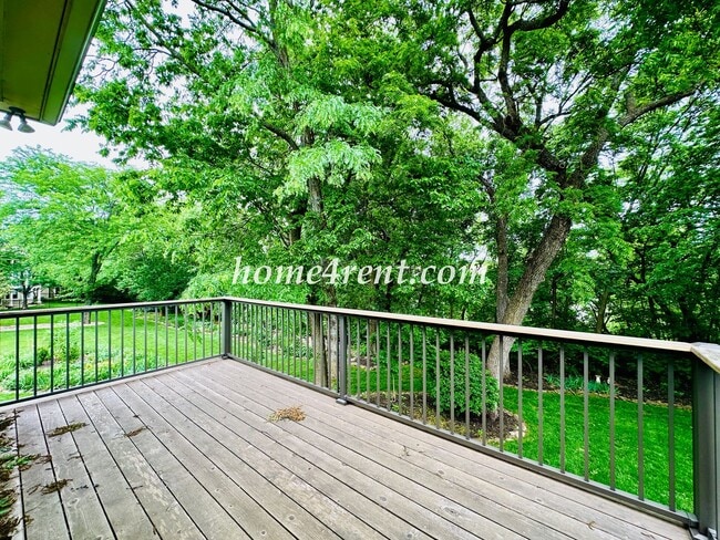 Building Photo - Exceptional 1.5 Story Home in the Prestigious Loch Lloyd Community!