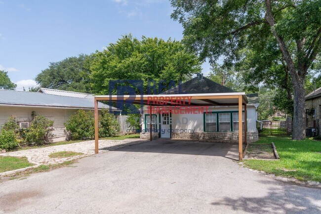 Building Photo - Cozy 2 Bedroom Home Near Historic Downtown Glen Rose