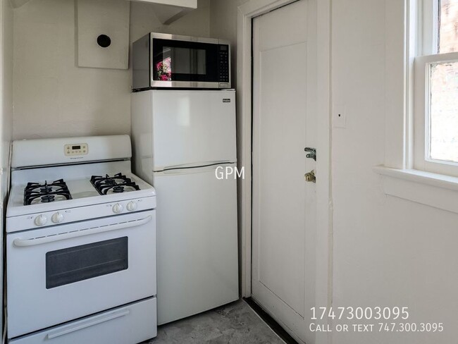 Building Photo - Charming 1-BR in Silverlake, w/ Parking!